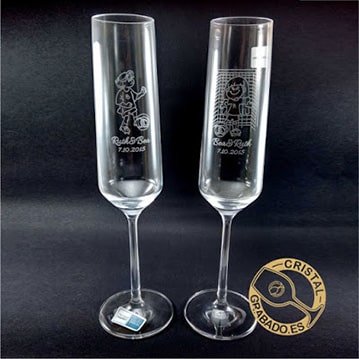 Copas de cava grabadas con dibujo divertido boda